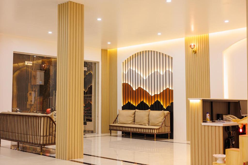 Happy Hotel