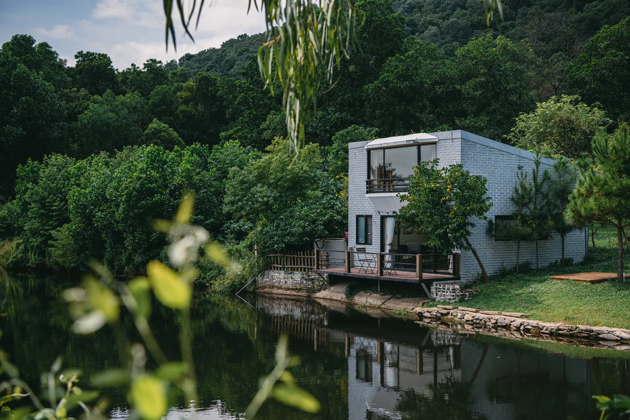 Nhà Bên Hồ Homestay