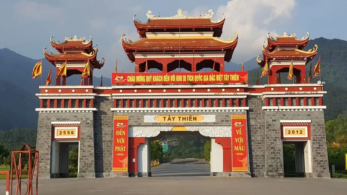 Cổng chùa Tây Thiên